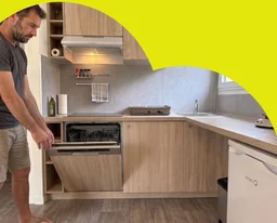 Cuisine équipée Coqys en mobil-home, homme ouvrant un lave-vaisselle