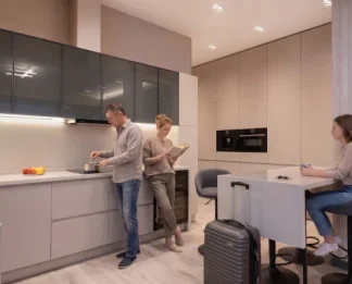 Cuisine équipée Coqys en résidence de tourisme, famille en train de cuisiner