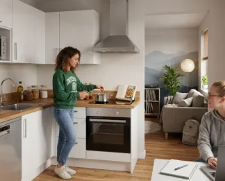 Cuisine équipée Coqys en résidence étudiante, étudiante cuisinant